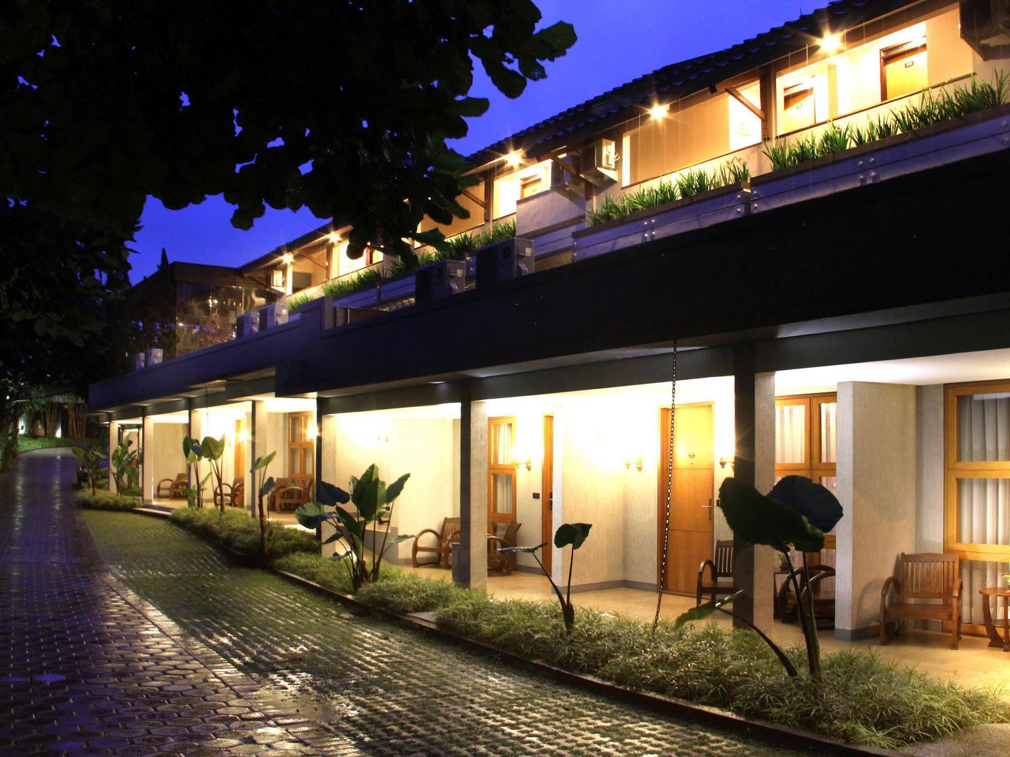 Gumilang Regency Hotel Bandung Exterior foto